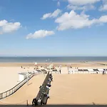 SEAVIEW Apartment 6p OOSTENDE - Type Bruxelles - 1 bedroom - family bedroom - direct aan het strand gelegen, frontaal zeezicht